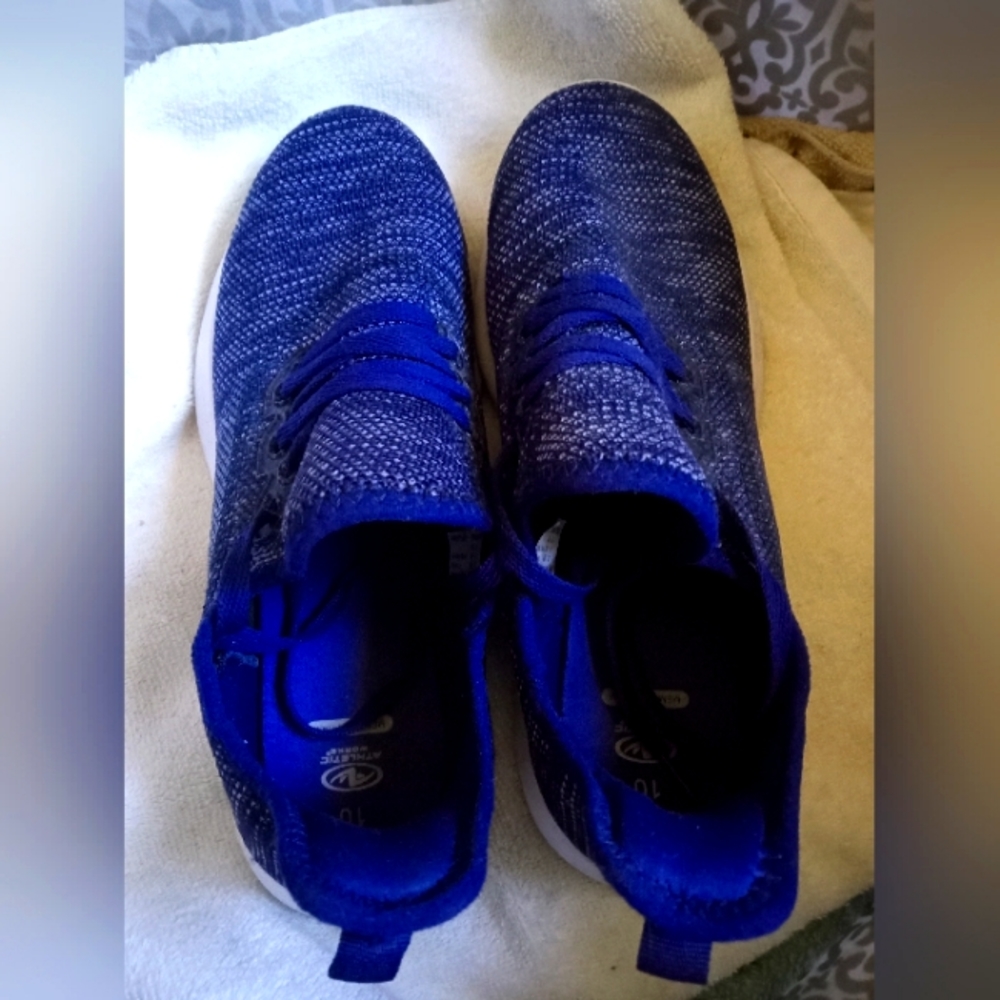 Athletic shoes